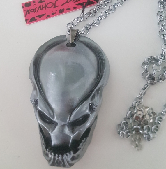 ☠ Predator Mask Necklace - Picture 2 of 4